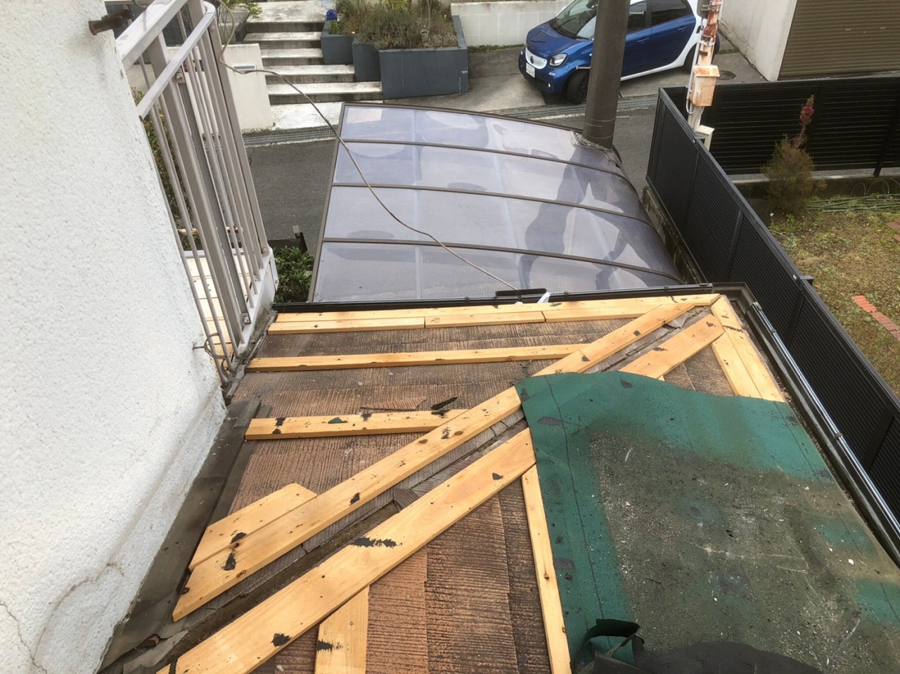 生駒市の葺き替え工事、下屋根のかわらＵを撤去